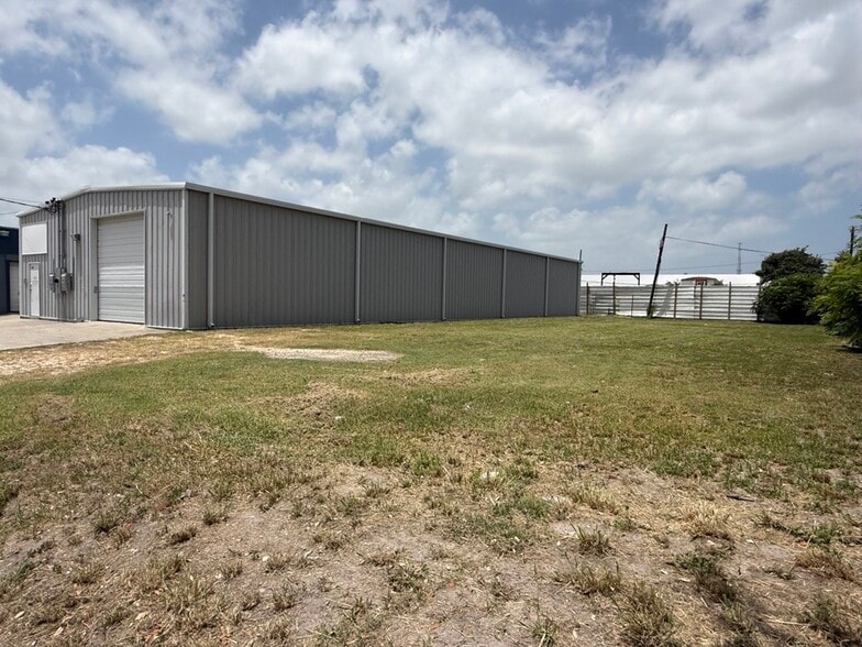 Primary Photo Of 1014 Laredo St, Corpus Christi Industrial For Sale
