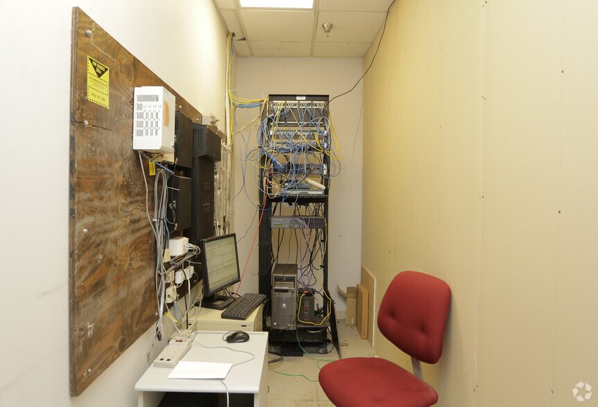 More Photos Of 225 Curie Dr, Alpharetta Light Distribution For Lease
