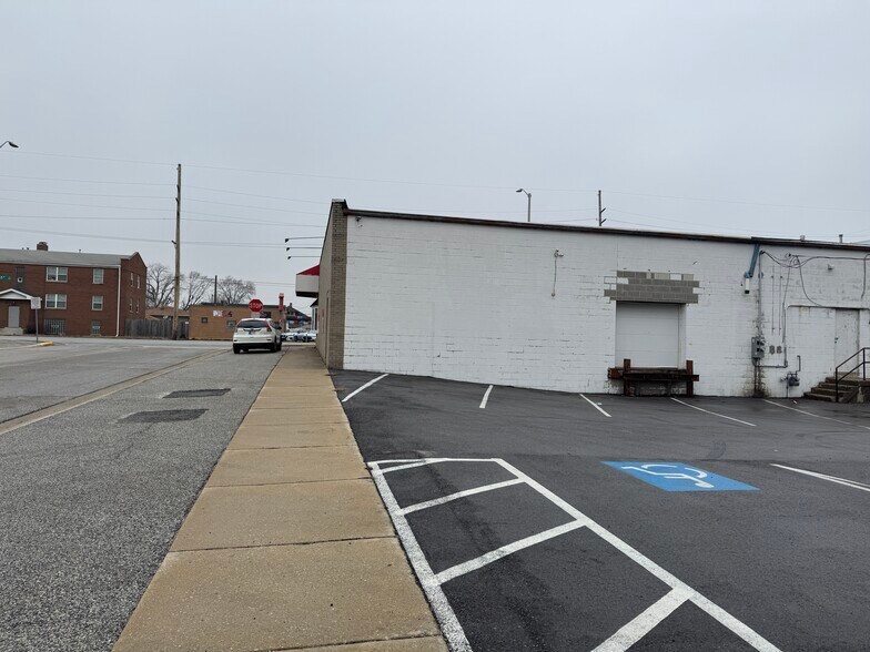 More Photos Of 2732 165th St, Hammond Freestanding For Lease