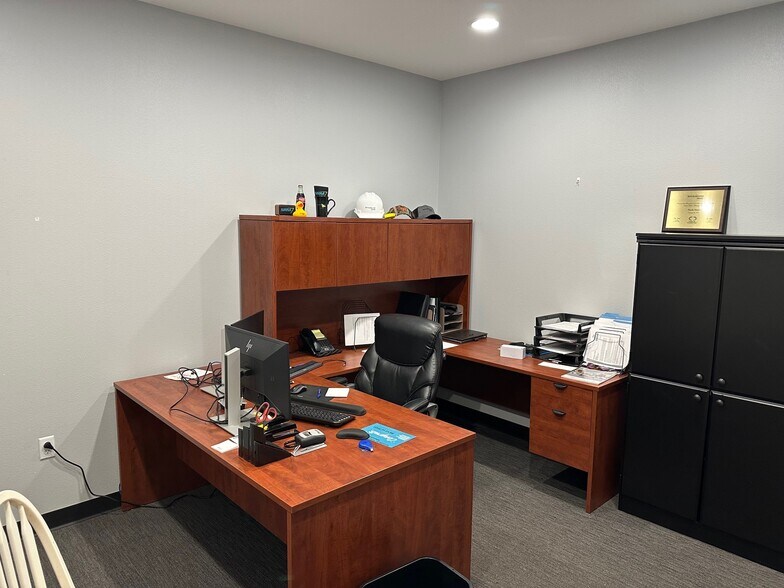 More Photos Of 1621 Capital Cir NE, Tallahassee Light Manufacturing For Lease