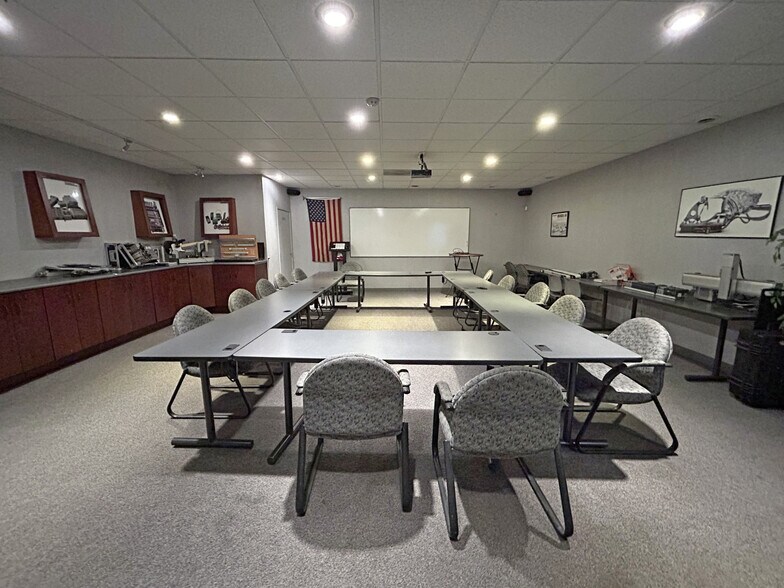 More Photos Of 7915-7919 Ajay Dr, Sun Valley Warehouse For Lease