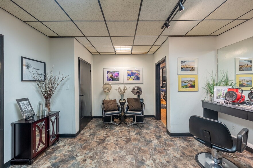 More Photos Of 733-735 Allegheny River Blvd, Verona Storefront For Sale