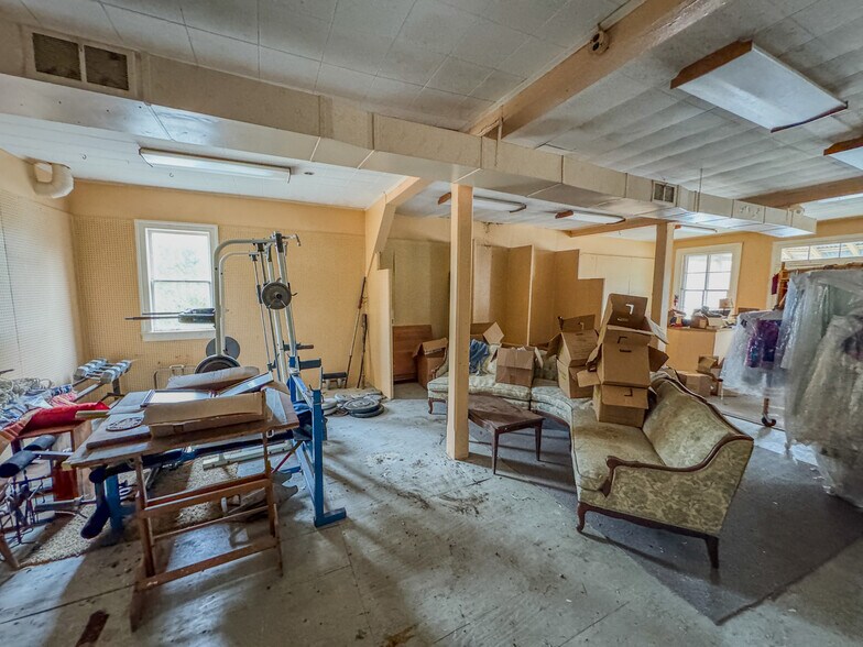 More Photos Of 37 N Greenwich St, Alloway Freestanding For Sale