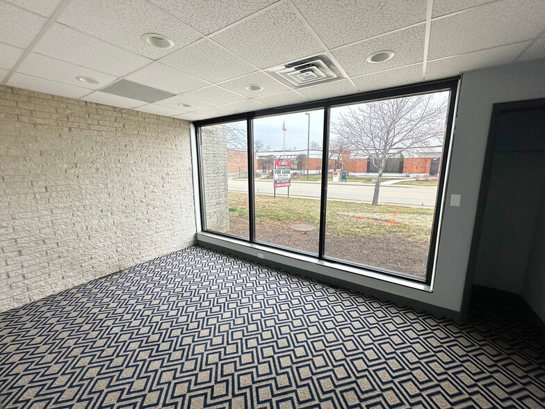 More Photos Of 875 Lively Blvd, Elk Grove Village Warehouse For Lease