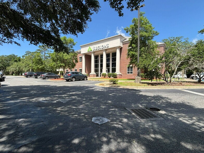 More Photos Of 2000 Capital Cir NE, Tallahassee Bank For Lease
