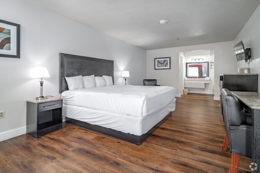 More Photos Of 3616 Veterans Blvd, Del Rio Hotel For Sale