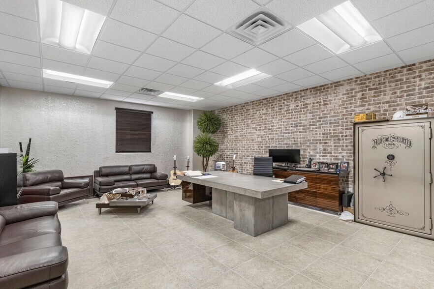 More Photos Of 15010 Lakefair Dr, Richmond Medical For Sale