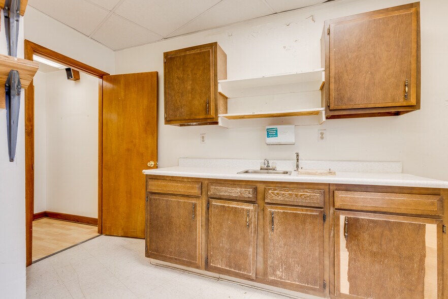 More Photos Of 6300 Forward Ave, Pittsburgh Storefront Retail Residential For Lease