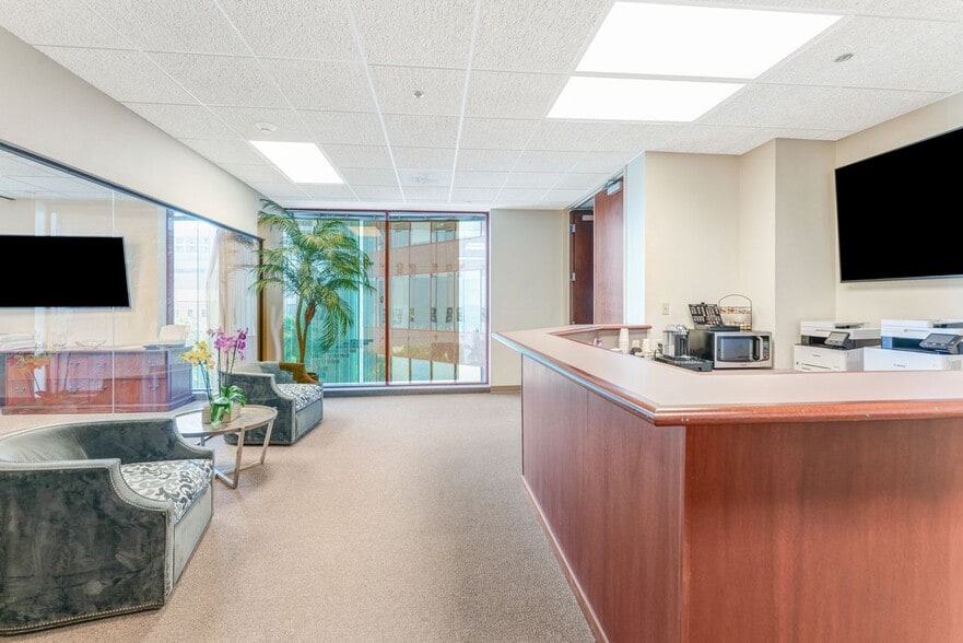 More Photos Of 2033 Main St, Sarasota Office For Lease