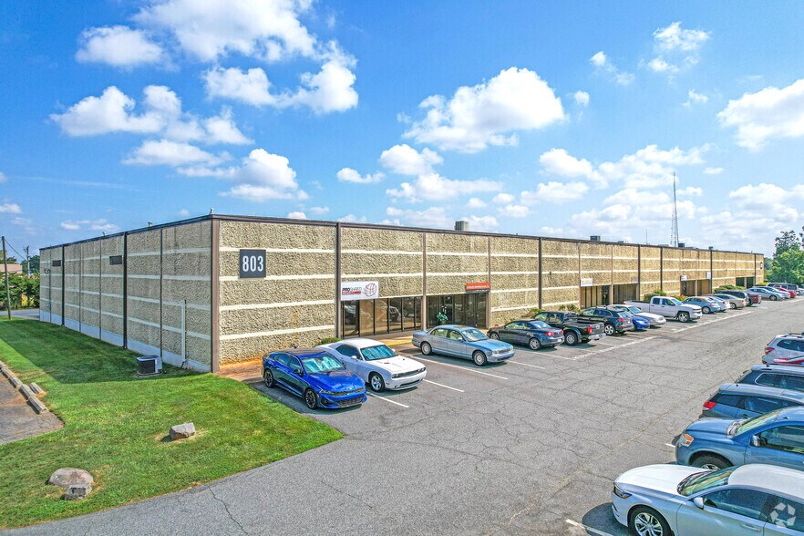 More Photos Of 807 Pressley Rd, Charlotte Unknown For Lease