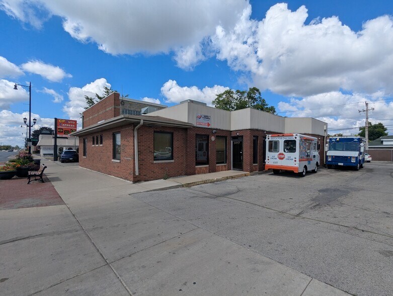 More Photos Of 7417 Roosevelt Rd, Forest Park Showroom For Sale