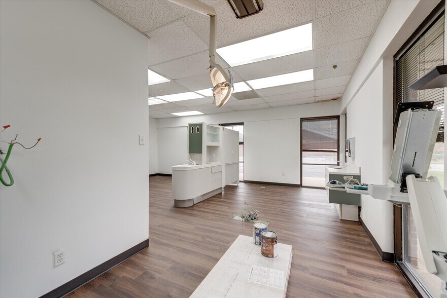 More Photos Of 2701 Osler Dr, Grand Prairie Medical For Sale