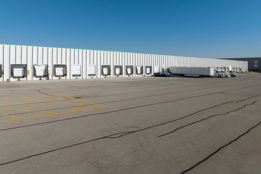 More Photos Of 600-608 Supreme Dr, Bensenville Warehouse For Lease