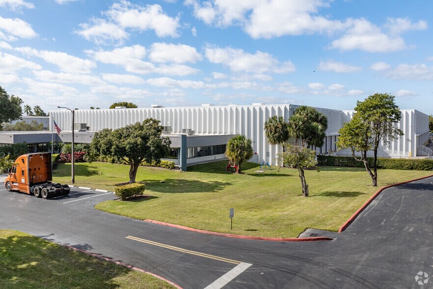 More Photos Of 1910 NW 97th Ave, Miami Distribution For Lease