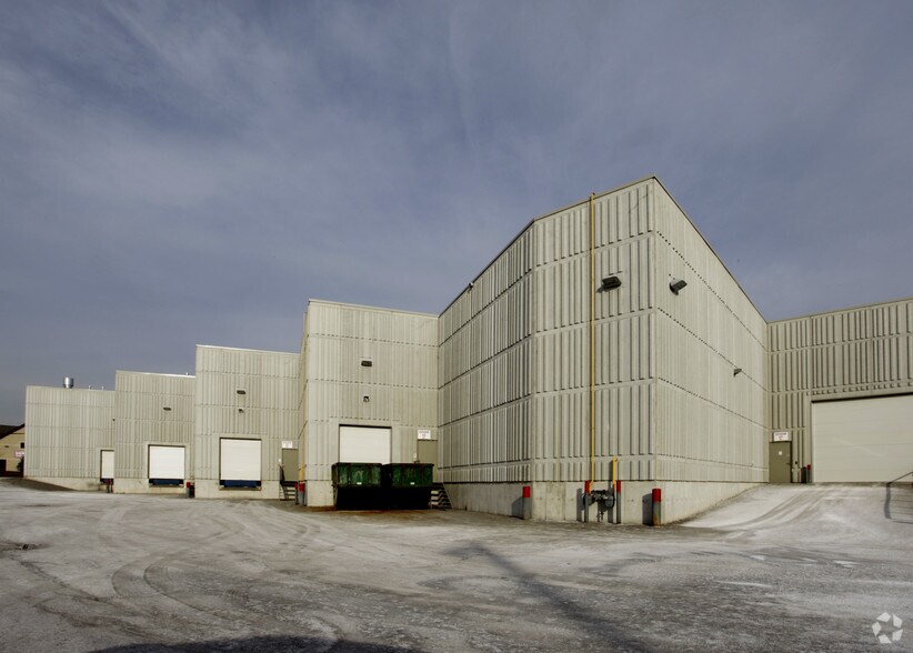 More Photos Of 8900 Keele St, Concord Warehouse For Lease