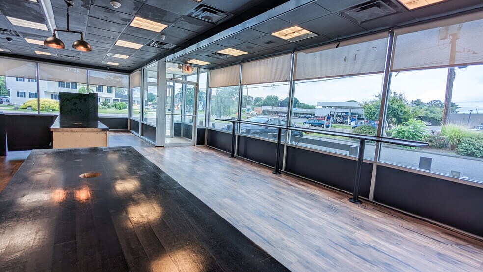 More Photos Of 744 Boston Post Rd, Old Saybrook General Retail For Sale