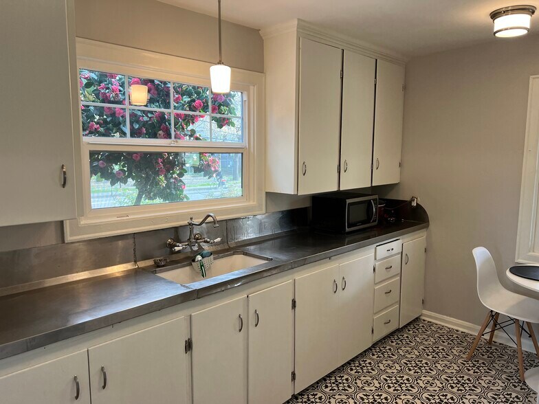 More Photos Of 2494 Roosevelt Blvd, Eugene Flex For Sale