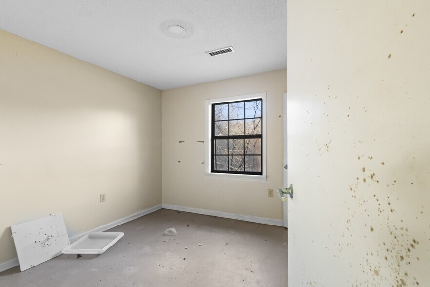 More Photos Of 2425 Highway 41A Byp, Clarksville Light Distribution For Sale