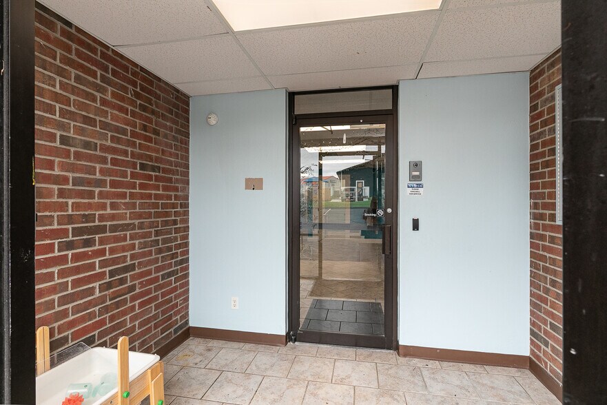 More Photos Of 500 W Daniels St, Ozark Office For Sale