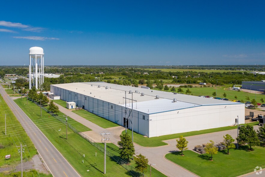 More Photos Of 600 N Sara Rd, Yukon Warehouse For Lease