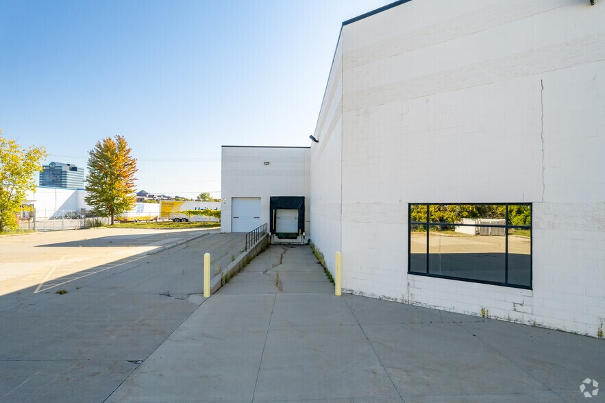 More Photos Of 2455 Featherstone Rd, Auburn Hills Warehouse For Lease