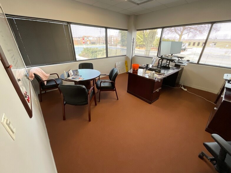 More Photos Of 2505 S Finley Rd, Lombard Office For Sale