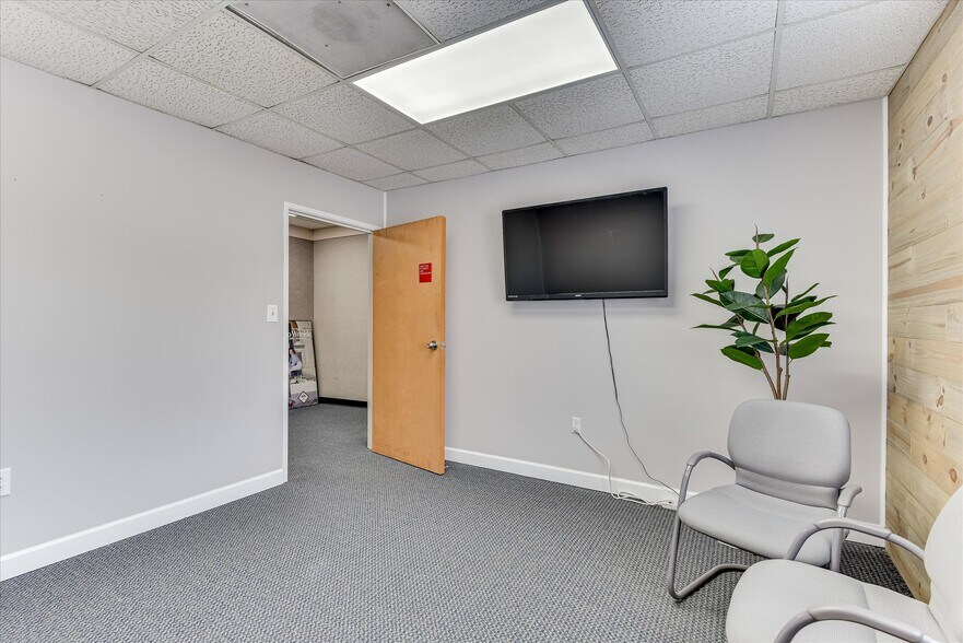 More Photos Of 1089 Augusta Rd, Warrenville Office For Lease