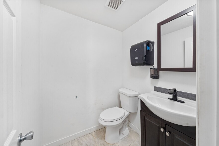 More Photos Of 40 Amboy Rd, Old Bridge Flex For Sale