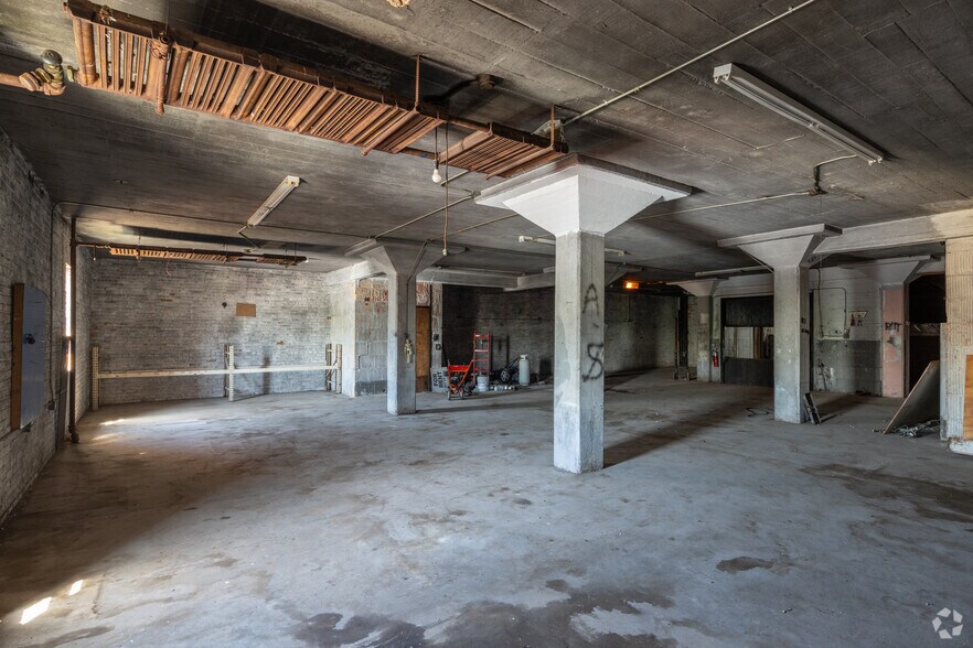 More Photos Of 3240 W Lawrence Ave, Chicago Showroom For Lease