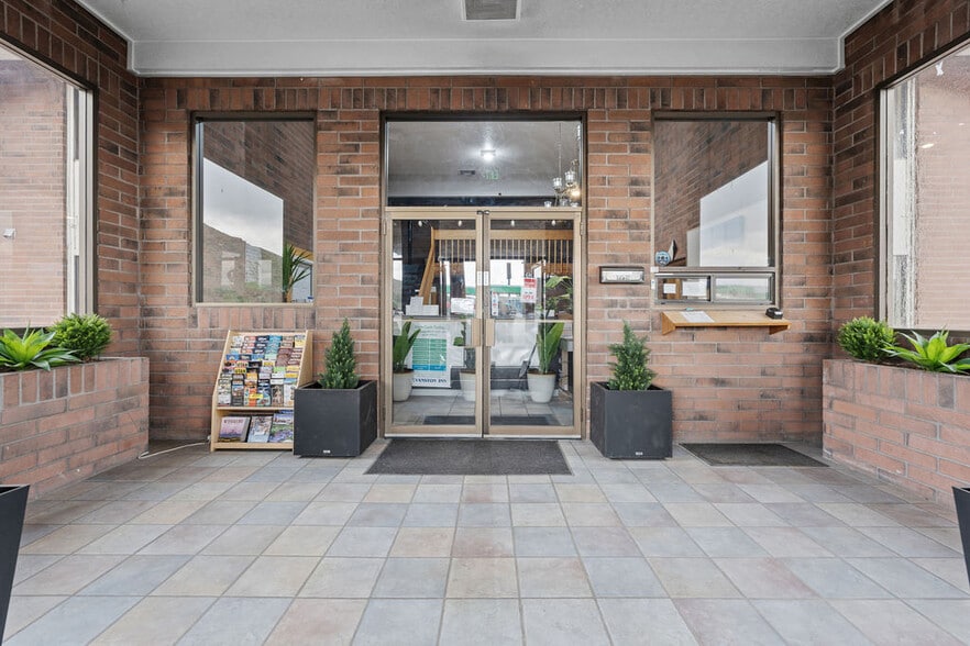 More Photos Of 261 Bear River Dr, Evanston Hotel For Sale