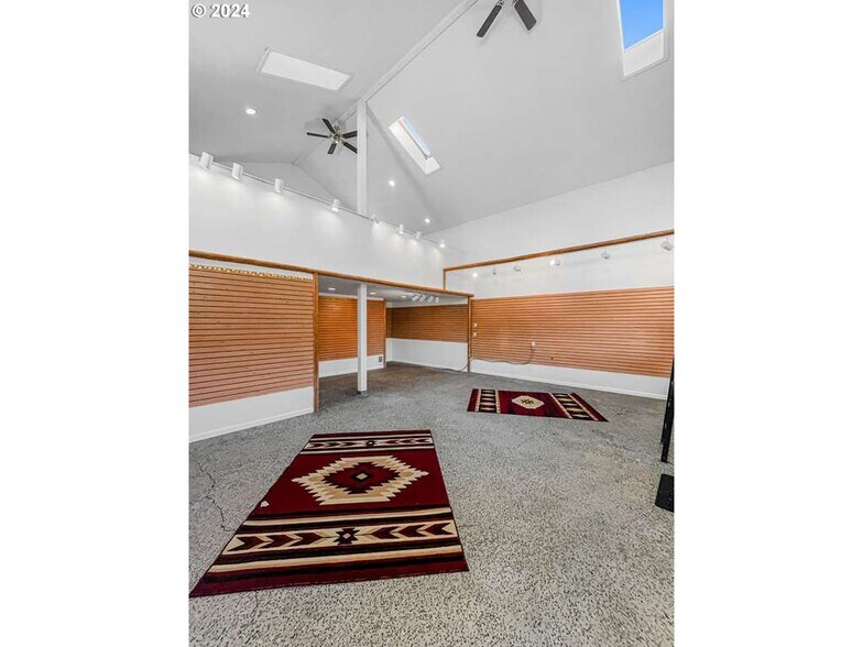 More Photos Of 599 S Highway 197, Maupin Office Residential For Lease