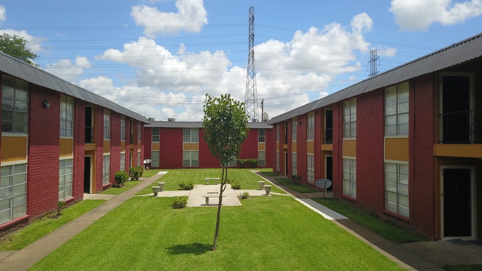 More Photos Of 701 Preston, Pasadena Apartments For Sale