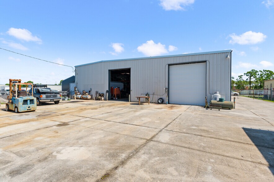 More Photos Of 2640 Avenue of the Americas St, Englewood Warehouse For Sale