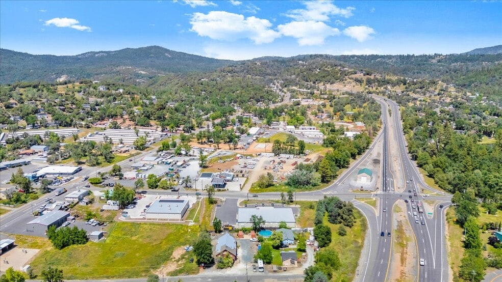 More Photos Of 20833 Mechanical Dr, Sonora Warehouse For Lease