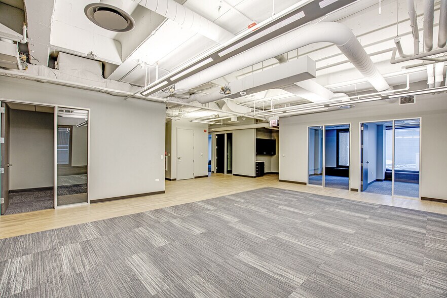 More Photos Of 55 W Wacker Dr, Chicago Business Park For Sale