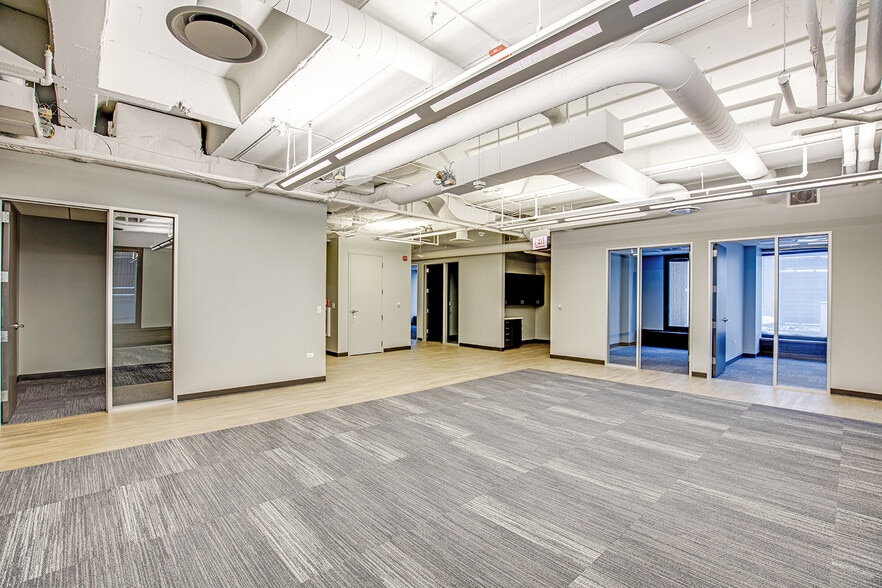 More Photos Of 55 W Wacker Dr, Chicago Office For Sale