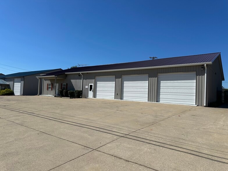 More Photos Of 1811 Alpine Dr, Clarksville Light Manufacturing For Lease