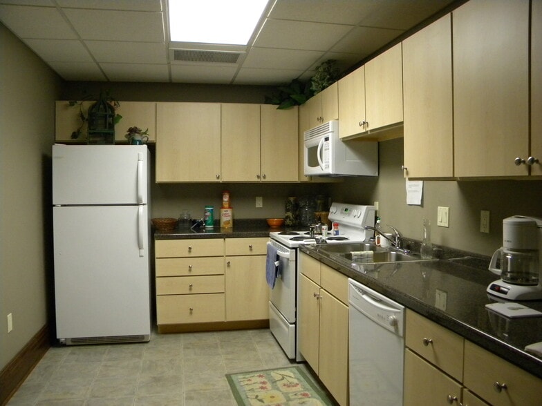 More Photos Of 3049 Ramada Way, Green Bay Flex For Lease