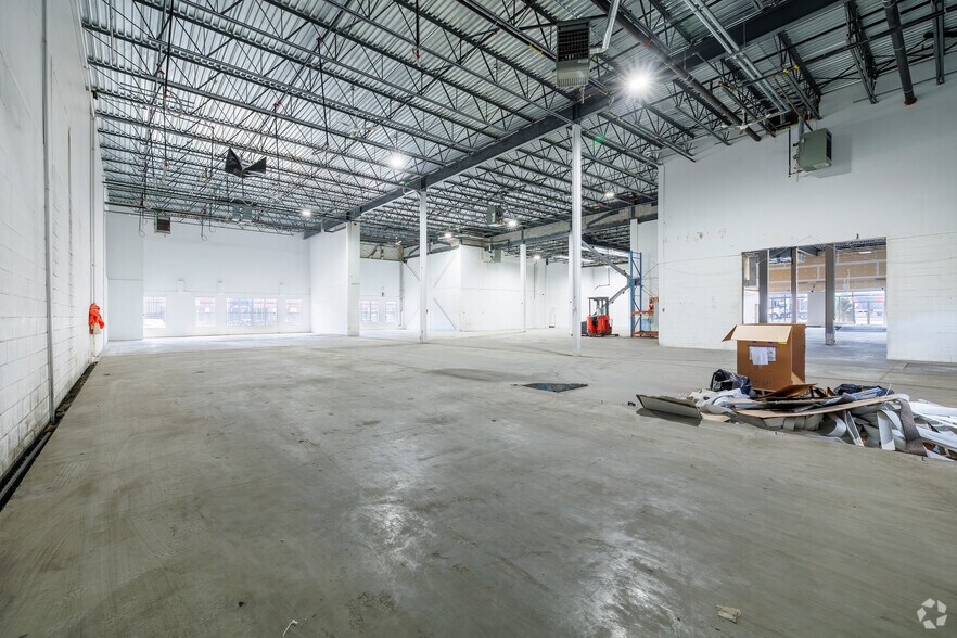 More Photos Of 9175-9225 Boul Langelier, Montréal Warehouse For Lease