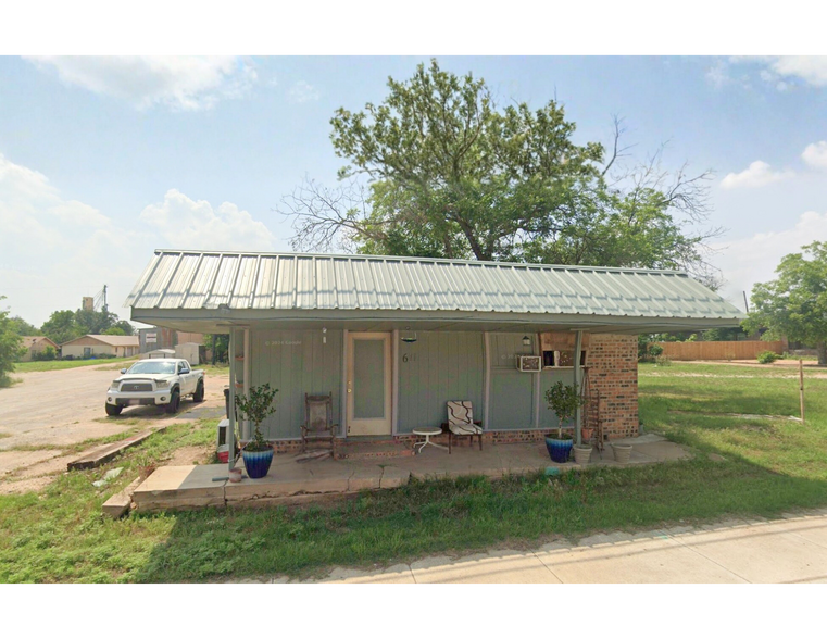 Primary Photo Of 611 N Bridge St, Brady Light Manufacturing For Sale