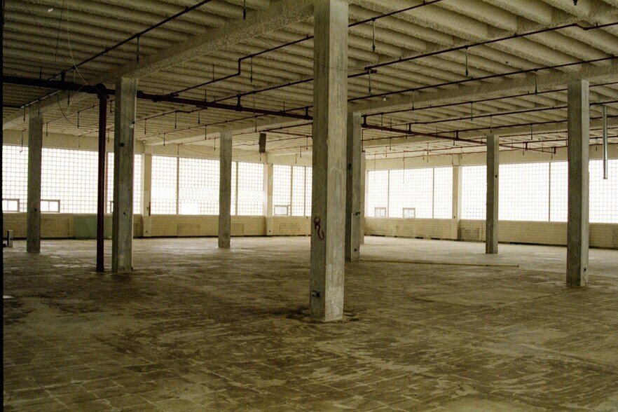 More Photos Of 901 N Batavia Ave, Batavia Showroom For Lease