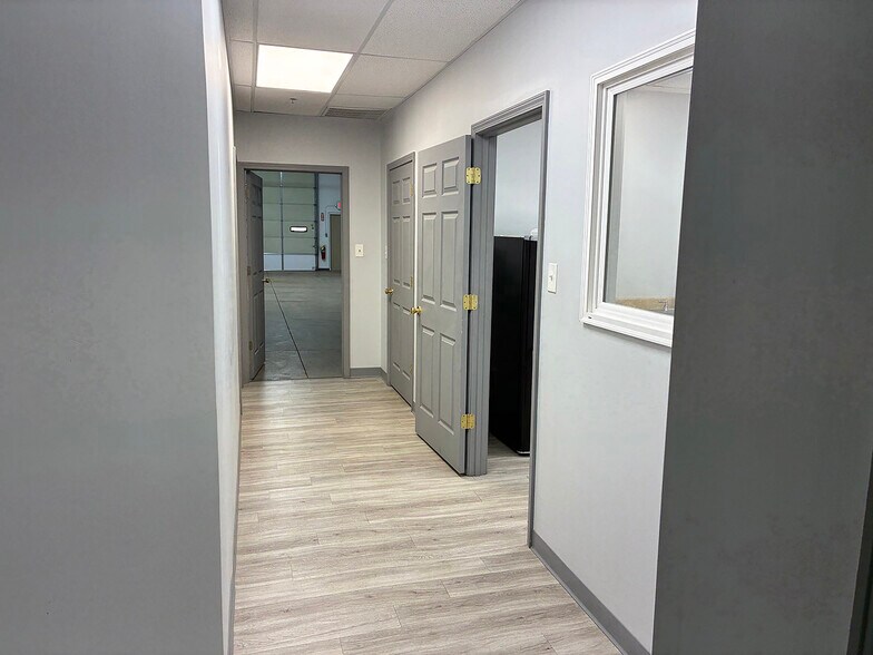 More Photos Of 4800-4820 Poplar Place Dr, Louisville Showroom For Lease