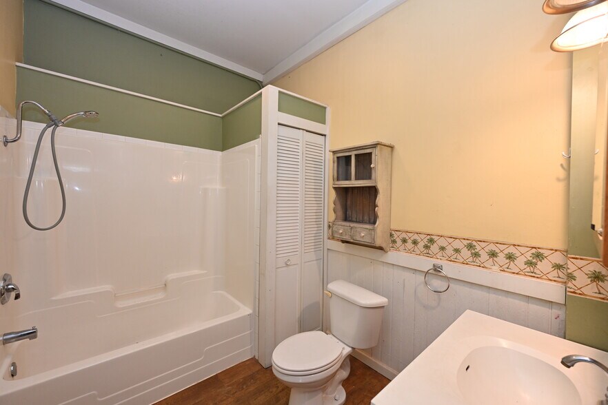 More Photos Of 111 N Market St, Winamac Showroom For Sale