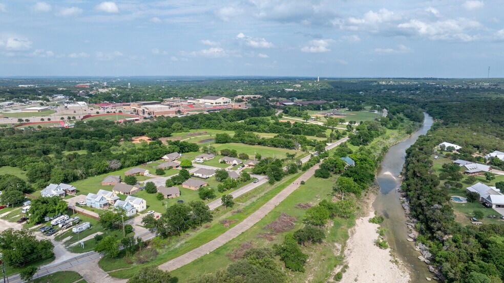 More Photos Of 1804 SW Barnard St, Glen Rose Apartments For Sale