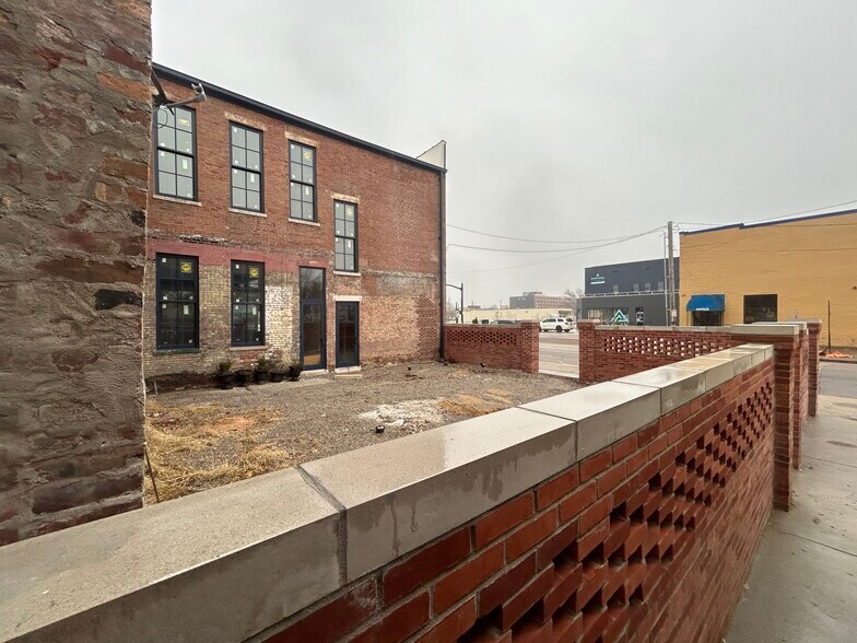 More Photos Of 129 SE 4th St, Evansville Storefront For Lease