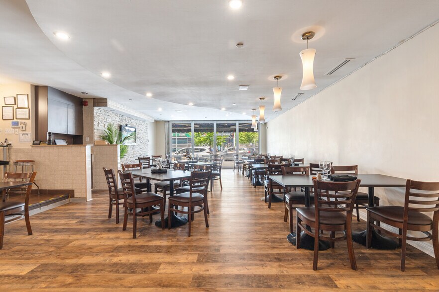 More Photos Of 6828-6834 Boul Saint Laurent, Montréal Storefront Retail Residential For Lease