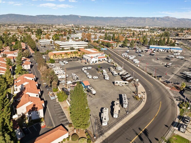 More Photos Of 1313 Rv Center Dr, Colton Auto Dealership For Lease