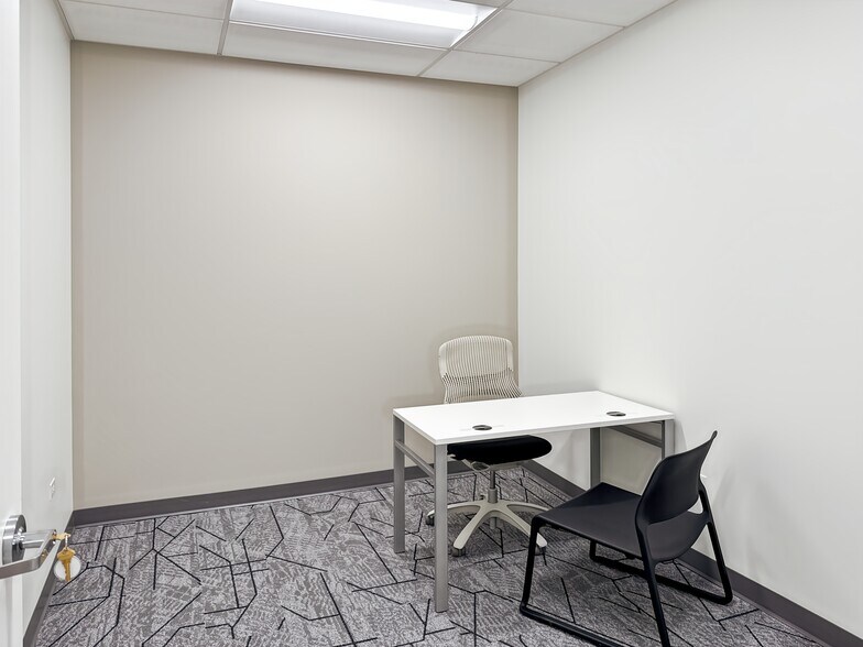 More Photos Of 2828 N Clark St, Chicago Coworking Space