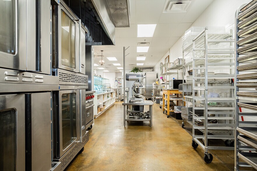 More Photos Of 670 S Green Valley Pky, Henderson Storefront Retail Office For Sale