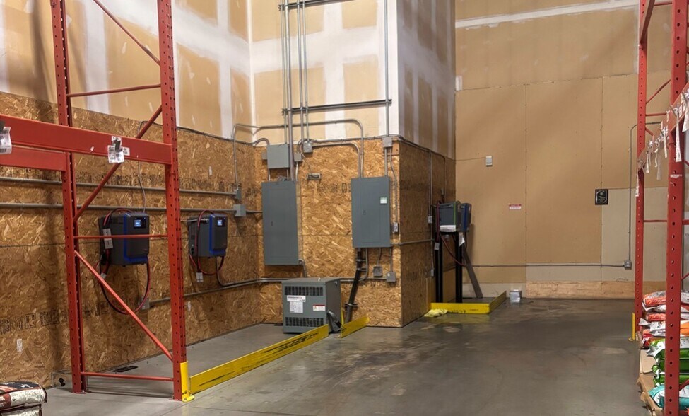 More Photos Of 11228 186 St NW, Edmonton Warehouse For Lease